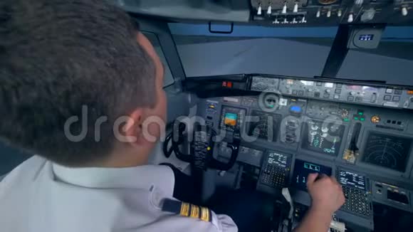 一架飞机在跑道上两名飞行员在飞行模拟器驾驶舱视频的预览图