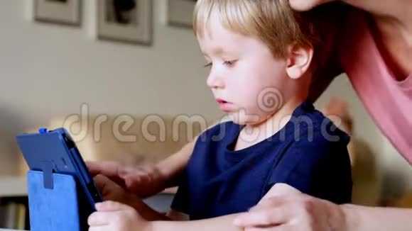 小男孩和妈妈玩平板电脑视频的预览图