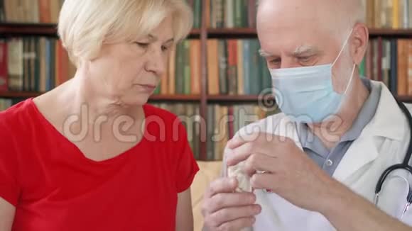 男性在职专业医生高级医师治疗老年女性病人服用流感药丸视频的预览图