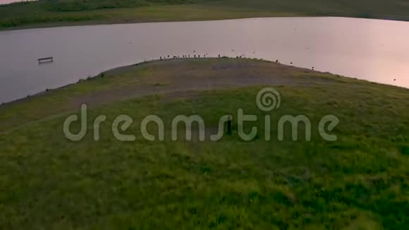 南约克郡罗瑟姆谢菲尔德韦弗利湖的春日日落视频的预览图