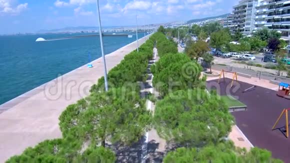 在希腊塞萨洛尼基有一个公园用无人驾驶飞机向前看城市海岸视频的预览图
