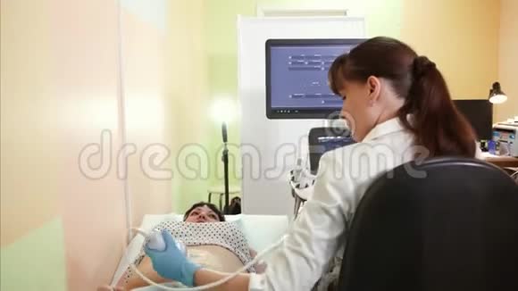 专业医生超声检查孕妇视频的预览图