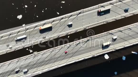 在河上斜拉桥上行驶的卡车和汽车的鸟瞰图视频的预览图