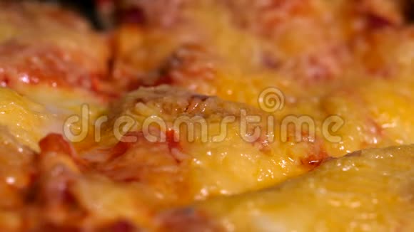 手拿一片比萨饼融化的奶酪滴落快餐概念披萨作为饮食诱惑的象征视频的预览图
