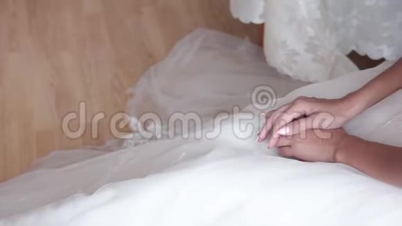 新娘漂亮的手在婚纱上镜头接近视频的预览图
