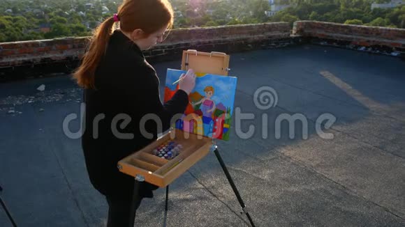 红发女孩画了一幅画在屋顶上视频的预览图