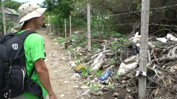 满是垃圾的贫民窟贫困的亚洲贫困的地区贫困的生活视频的预览图