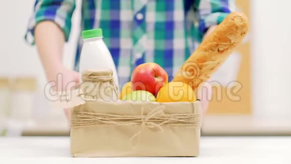 当地购买有机产品农贸市场牛奶水果视频的预览图
