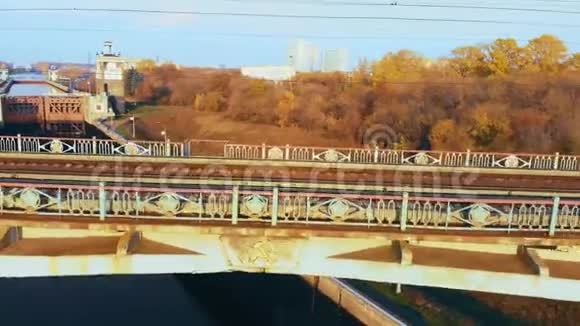 江面铁路桥鸟瞰图铁路重工业工业概念场景上景视频的预览图