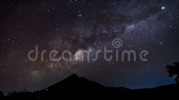 4K夜时移银河星山林贾尼隆博克印度尼西亚视频的预览图