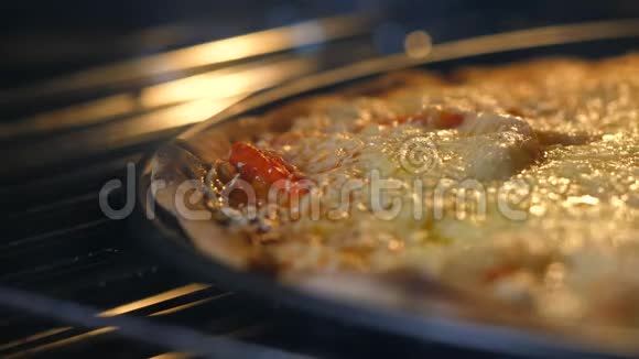 披萨上的奶酪因烤箱热而融化烘焙不健康的快餐产品理念不适合身材皮肤心脏和视频的预览图