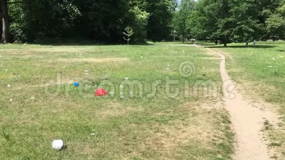 柏林节后垃圾散落在公共公园视频的预览图