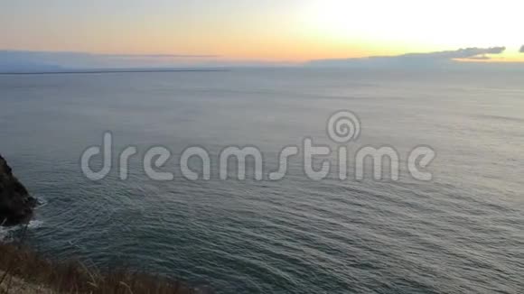 从悬崖边日落视频的预览图