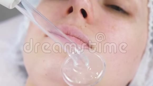 美容诊所美容治疗面部电动皮肤治疗视频的预览图