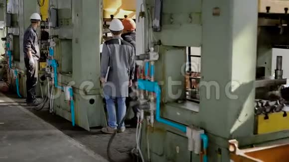 两名工人在生产大厅里拿着大车床视频的预览图