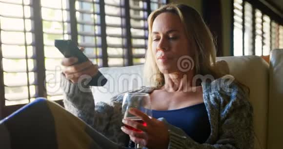女人一边看电视一边喝红酒视频的预览图