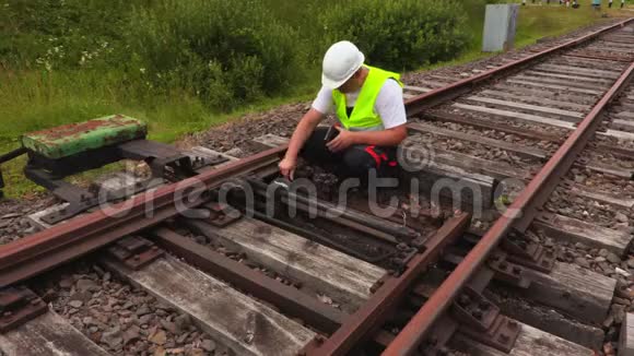 铁路轨道上使用平板电脑的工人视频的预览图
