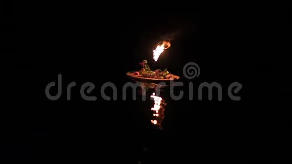 一个带着火炬的花环飘下河视频的预览图