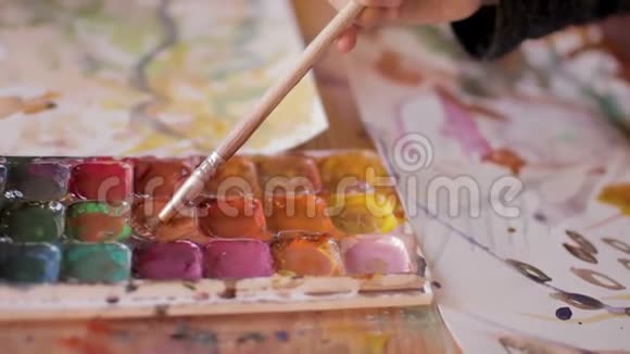 无法辨认的小女孩用油漆刷刷近距离观看视频的预览图