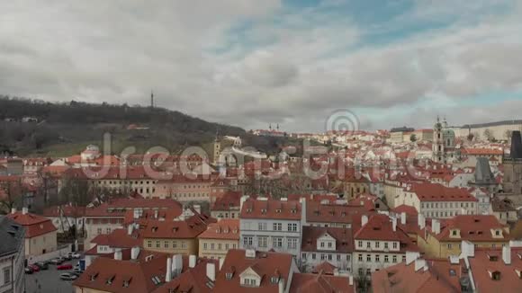布拉格天际线上市中心建筑和屋顶的空中无人机镜头捷克共和国视频的预览图