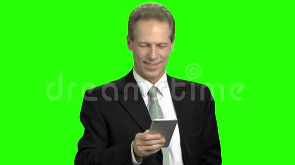 商人用一只手在智能手机上聊天视频的预览图