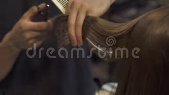 发型师在美发工作室用剪刀剪头发专业美容院女性发型视频的预览图