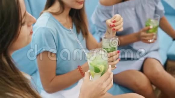 年轻漂亮的女孩暑假在海滩酒吧喝莫吉托视频的预览图