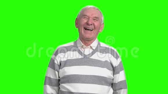 穿条纹毛衣的笑爷爷的肖像慢动作视频的预览图