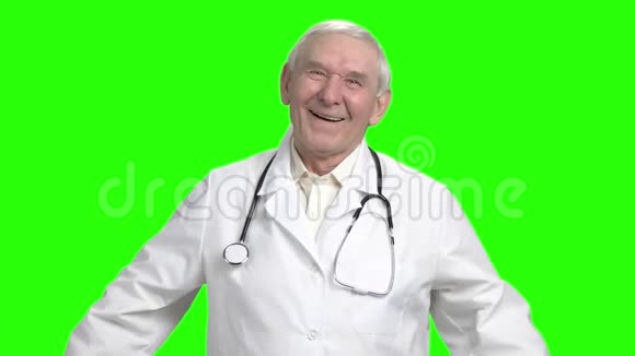 老医生嘲笑你的笑话慢动作视频的预览图