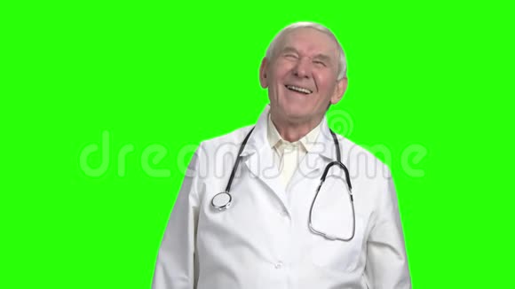 积极快乐的老男医生慢动作视频的预览图