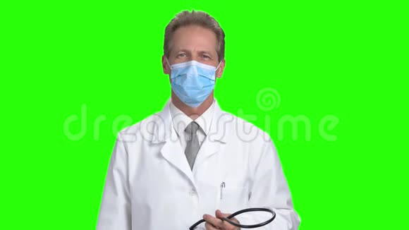 友好的医生把听诊器戴在脖子上视频的预览图