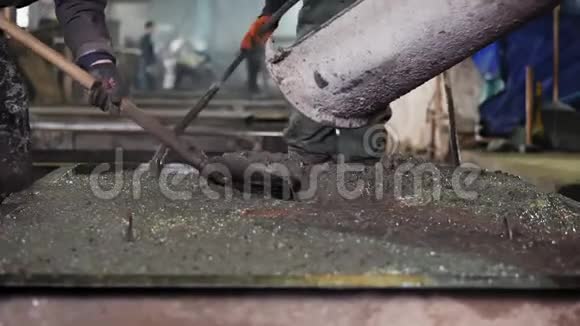 在生产中建立钢筋混凝土板视频的预览图