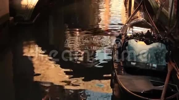 刚多拉在威尼斯的水上视频的预览图