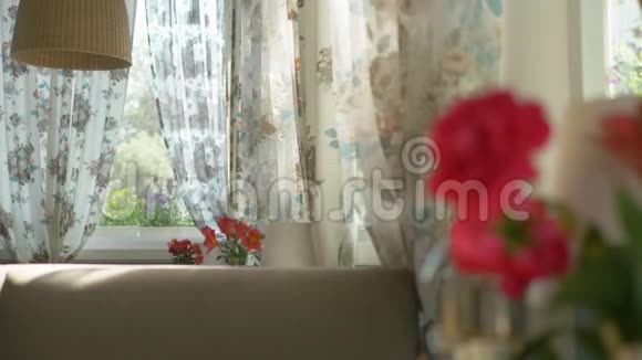 特写镜头在一个阳光明媚的夏日在一家咖啡馆里一束可爱的红玫瑰和花瓶里的自由女神转让视频的预览图