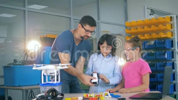 学校的孩子们和一个技术班的老师一起探索无人机直升机飞机视频的预览图