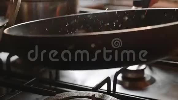 将红糖放入煎锅中用于烹饪甜点特写视频的预览图