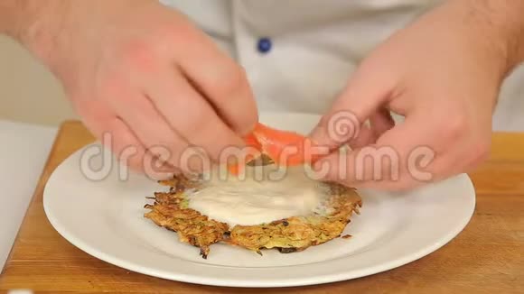 提供带有鲑鱼和奶酪的土豆煎饼视频的预览图