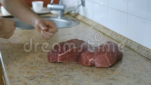 面目全非的人咬掉一块生牛肉然后咀嚼它爱斯基摩人正在吃未煮熟的牛肉肉视频的预览图
