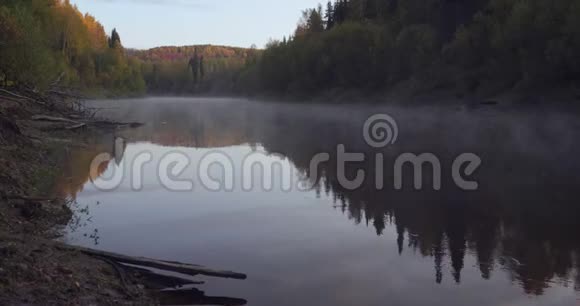 清晨薄雾笼罩着河水视频的预览图
