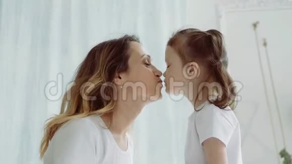 少妇吻小女儿妈妈吻了小女儿视频的预览图