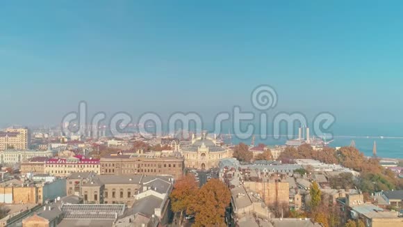 敖德萨市市中心带歌剧院的电影鸟瞰图视频的预览图