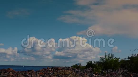 芬兰海湾上空蓝色天空中的时间流逝视频的预览图