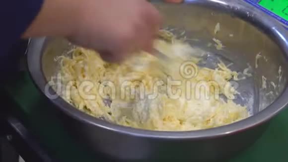 男人手搅白酱食物厨房健康的饮食高清高清视频的预览图