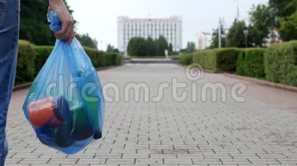 一个年轻人在市中心扔出一包垃圾垃圾桶视频的预览图