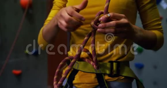 女子在巨石体育馆系绳子视频的预览图