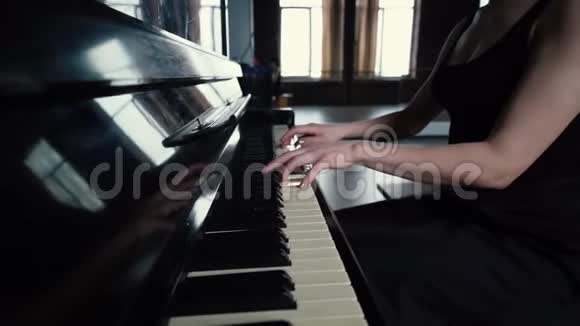 慢动作弹钢琴的女孩的手指视频的预览图