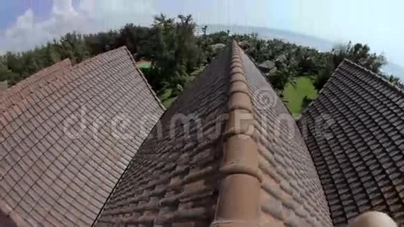 房子屋顶上的男人视频的预览图