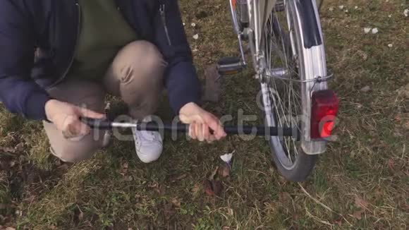 女人抽着自行车轮胎视频的预览图