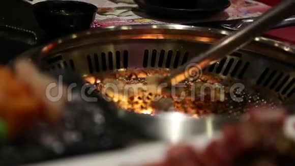 中式餐厅的亚洲烧烤烤肉和小牛肉视频的预览图
