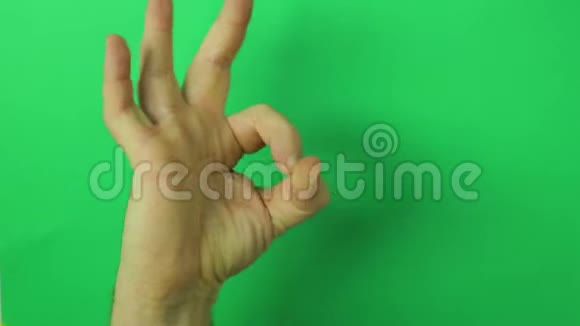 绿色背景上的男性手显示一个手势可以视频的预览图